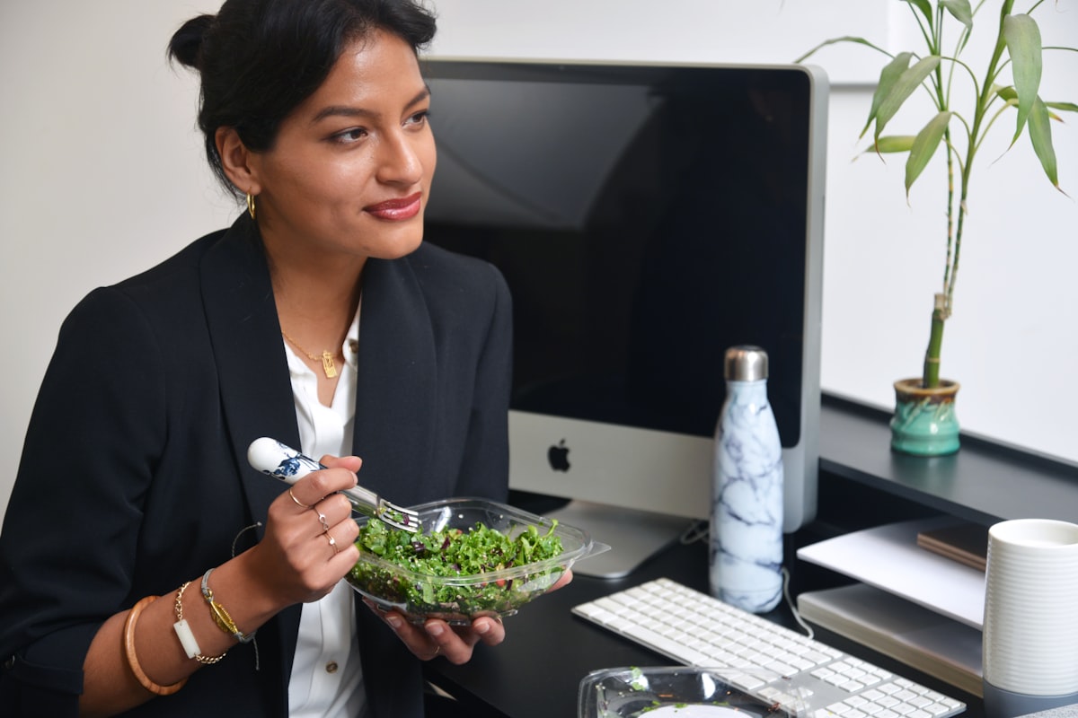 Nutrition consultation expert providing dietary guidance